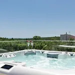 Izabel With Hot Whirpool *