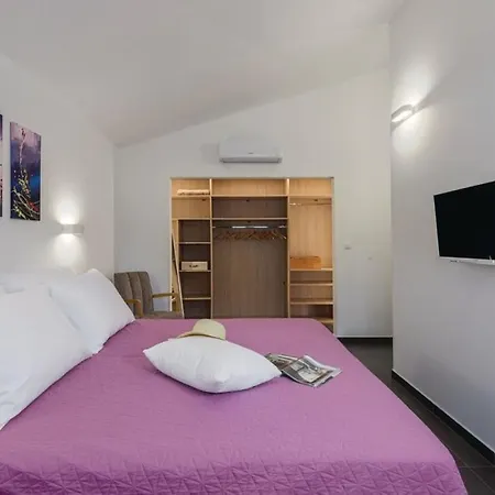 Izabel With Hot Whirpool *