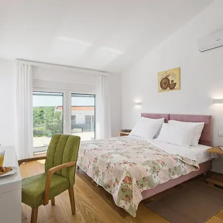 Izabel With Hot Whirpool *