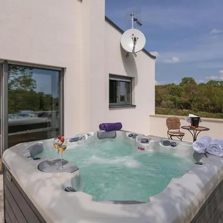 Izabel With Hot Whirpool *