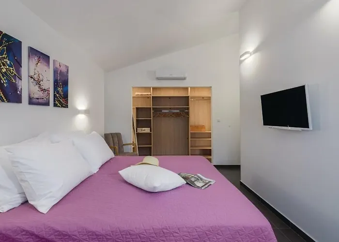 Izabel With Hot Whirpool *