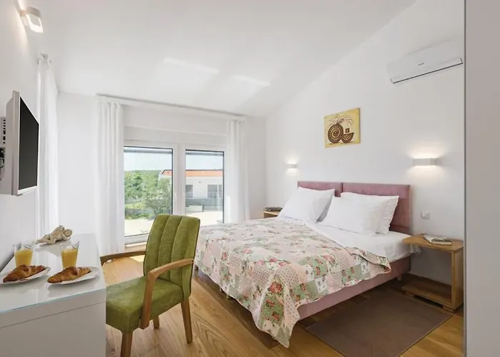 Izabel With Hot Whirpool *