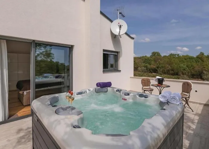 Izabel With Hot Whirpool *