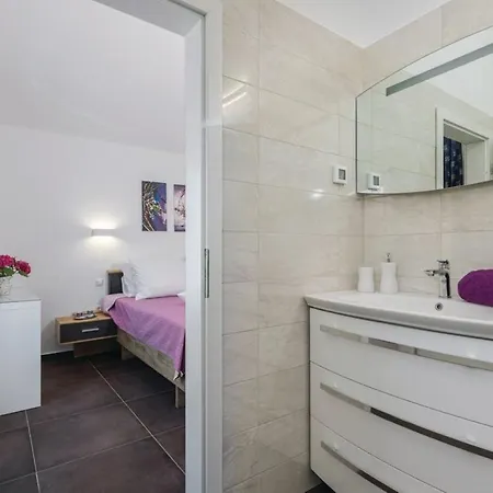 Izabel With Hot Whirpool Вилла