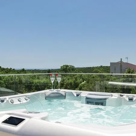 Izabel With Hot Whirpool *