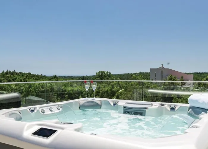 Izabel With Hot Whirpool *